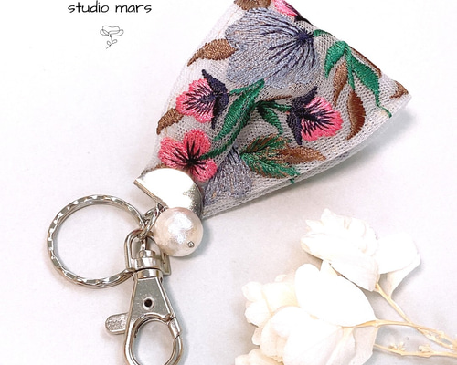 れ*ゃ様 リトルサンダーのチャーム付き♡スマホショルダ♡インド刺繍＆コヤンイサム インド刺繍リボン スマホショルダー ショルダーストラップ