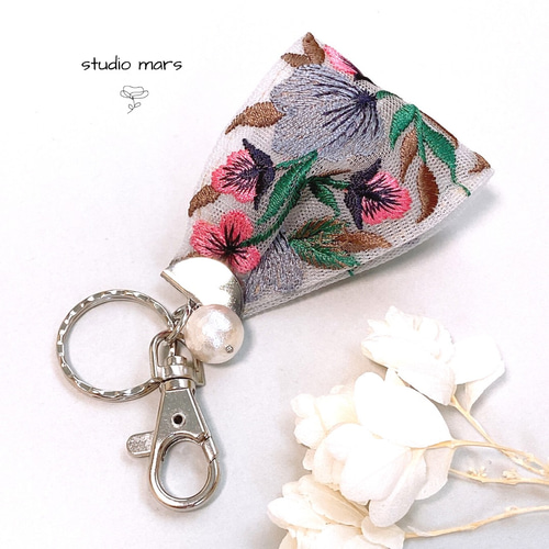 インド刺繍リボンのキーホルダー&バックチャーム フラワーブルーグレー