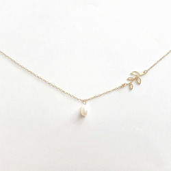 輕珠寶/ LEAF 14K包金側邊簍空小金葉珍珠項鍊 可調整長度 鎖骨鏈 客製化禮物 第1張的照片
