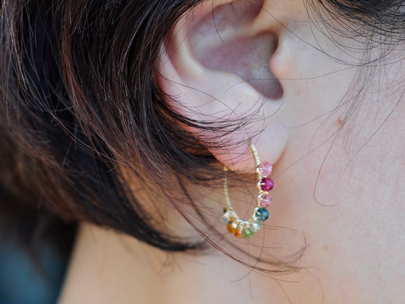 レインボートルマリンピアス,フープリング Rainbow tourmaline hoop earrings. 4枚目の画像