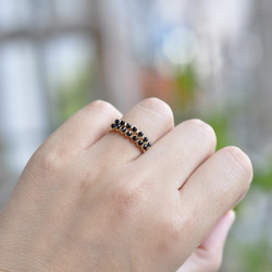 ブラックスピネルリング、ゴールドフィルワイヤーラップリング。Black birthstone spinel ring. 3枚目の画像