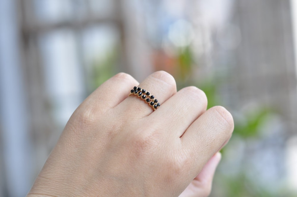 ブラックスピネルリング、ゴールドフィルワイヤーラップリング。Black birthstone spinel ring. 3枚目の画像