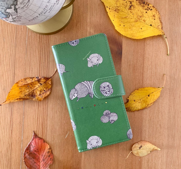 アルマジロとセンザンコウの手帳型スマホケース　深緑【iPhone/Android】 1枚目の画像