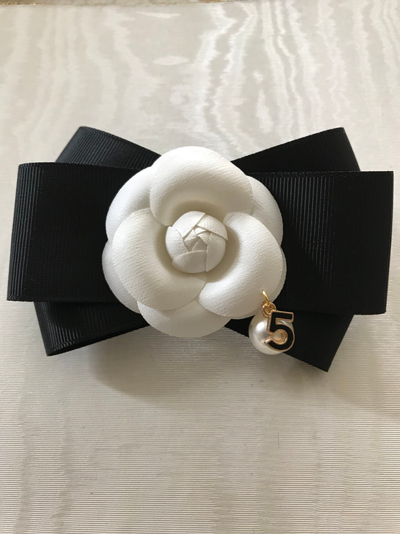 ホワイト カメリア リボン バレッタ 5番＆パールチャーム付き リボンの