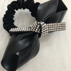 レザー リボン シュシュ ラインストーン付き 黒 シュシュ Ruban