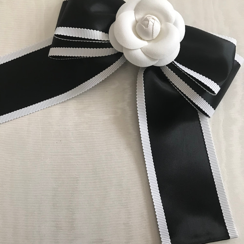 レザーカメリア 大きめ サテンリボン パイピング リボン ピンブローチ