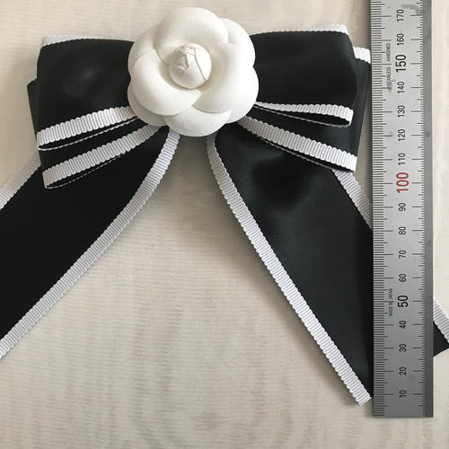 レザーカメリア 大きめ サテンリボン パイピング リボン ピンブローチ