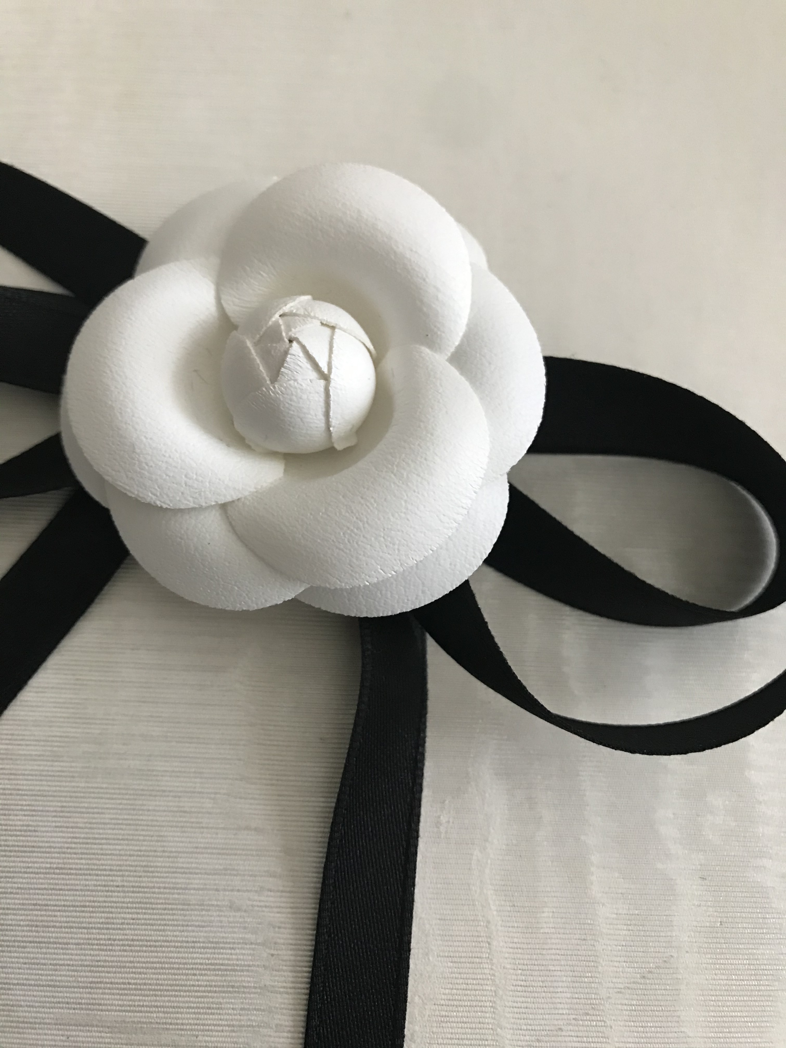 シャネル　コサージュ　リボン　ブローチ　白レース＆黒サテンリボン　メッシュ レザー カメリア 細リボン コサージュ ブローチ コサージュ Ruban N
