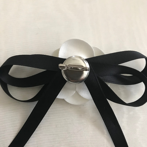 シャネル　コサージュ　リボン　ブローチ　白レース＆黒サテンリボン　メッシュ シャネル コサージュ リボン ブローチ 白レース＆黒サテンリボン