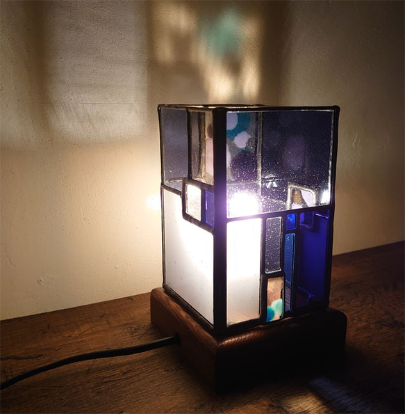 置き型ガラスランプシェード -青系水玉- ・灯具付き 1枚目の画像