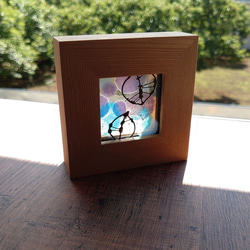 フレーム入りガラスオブジェ　-雨と葉っぱ１・紫陽花色- 4枚目の画像