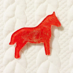キラキラ馬のブローチ（赤） 1枚目の画像