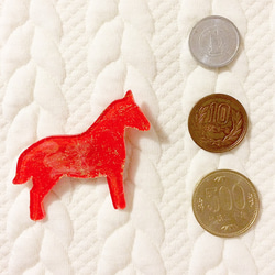 キラキラ馬のブローチ（赤） 3枚目の画像