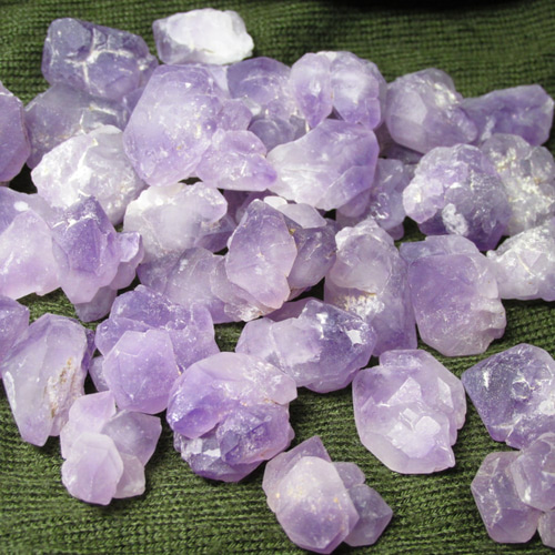 1ｹ0~/ﾗﾍﾞﾝﾀﾞｰｱﾒｼﾞｽﾄ原石/再販123/t537/5個で1個プレゼント