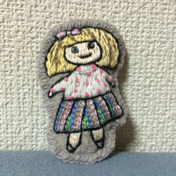 身長８センチの女の子No.2 刺繍ブローチ 1枚目の画像