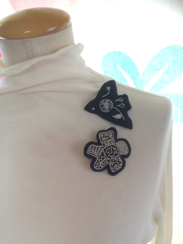 白いトップスに似合う麻糸刺繍ブローチお花 5枚目の画像