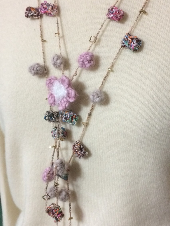 コートを脱いだら桜が咲いた☆ニット桜モチーフネックレス 1枚目の画像