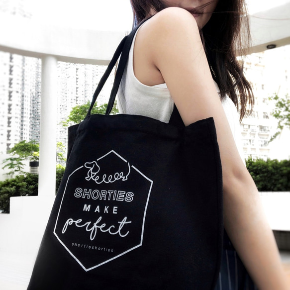 shorties makes perfect logo graphic tote bag 第4張的照片