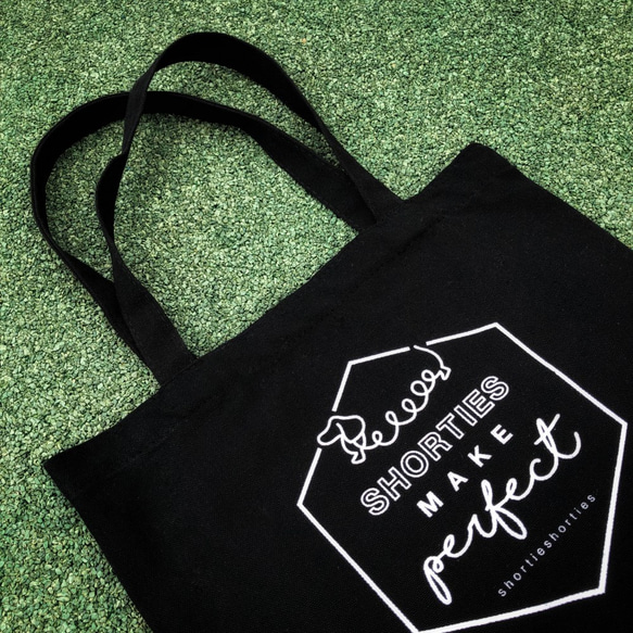 shorties makes perfect logo graphic tote bag 第6張的照片