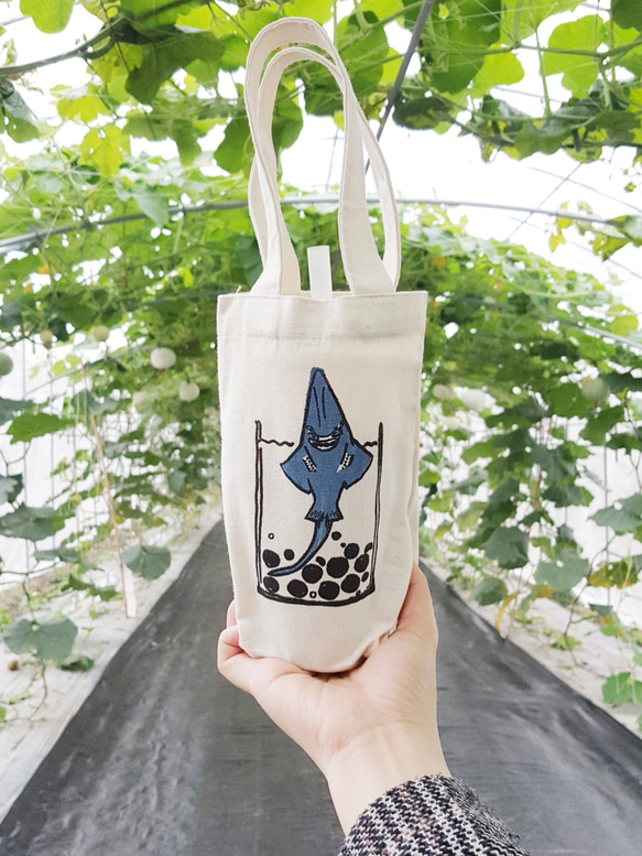 毛豆X我們的海洋 鯊魚珍奶｜單杯飲料袋/帆布袋/環保袋-藍色鯊魚 第2張的照片