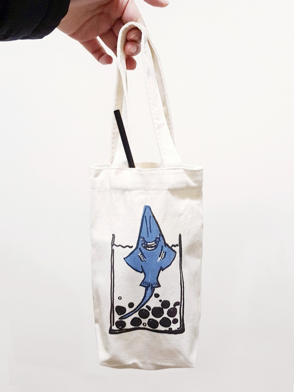 毛豆X我們的海洋 鯊魚珍奶｜單杯飲料袋/帆布袋/環保袋-藍色鯊魚 第3張的照片