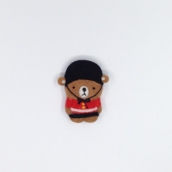 羊毛氈英倫系列胸針 - 小熊士兵  Needle Felted Brooch London Series - Bear 第2張的照片