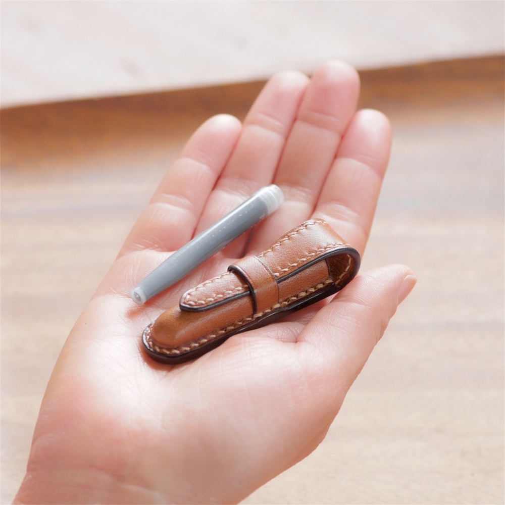 手描き リモージュボックス　ヒンジ付き 小物入れ　上品な瑠璃紺と優美な金盛り