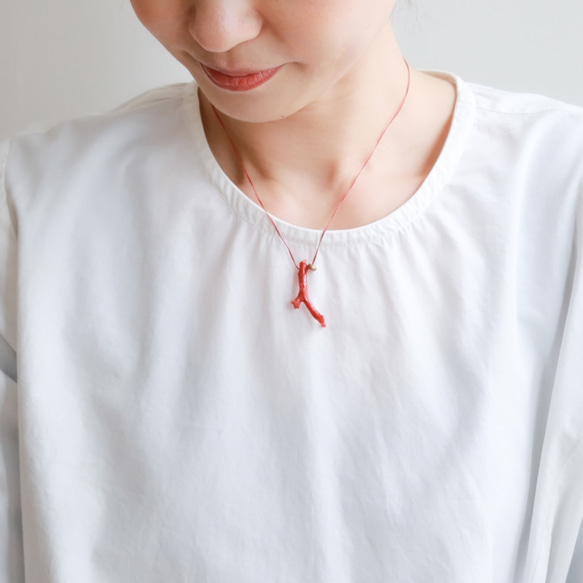 Coral & brass necklace / red string 1枚目の画像