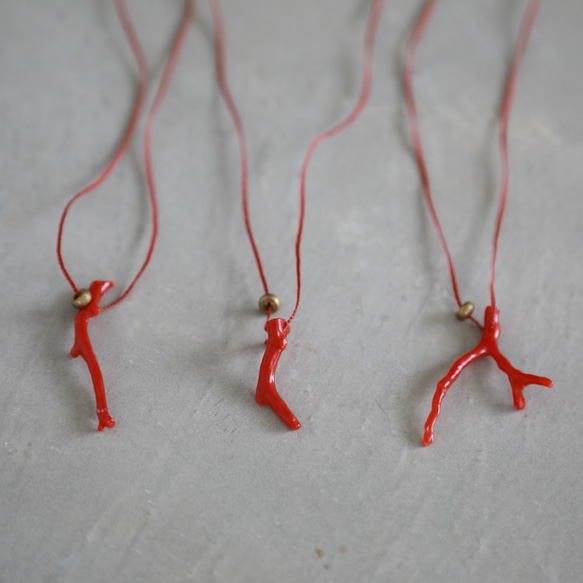 Coral & brass necklace / red string 4枚目の画像