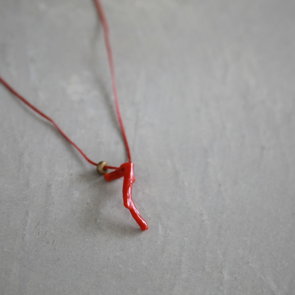 Coral & brass necklace / red string 6枚目の画像