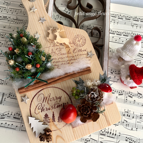 カッティングボードのクリスマス雑貨風アレンジ タペストリー・壁掛け