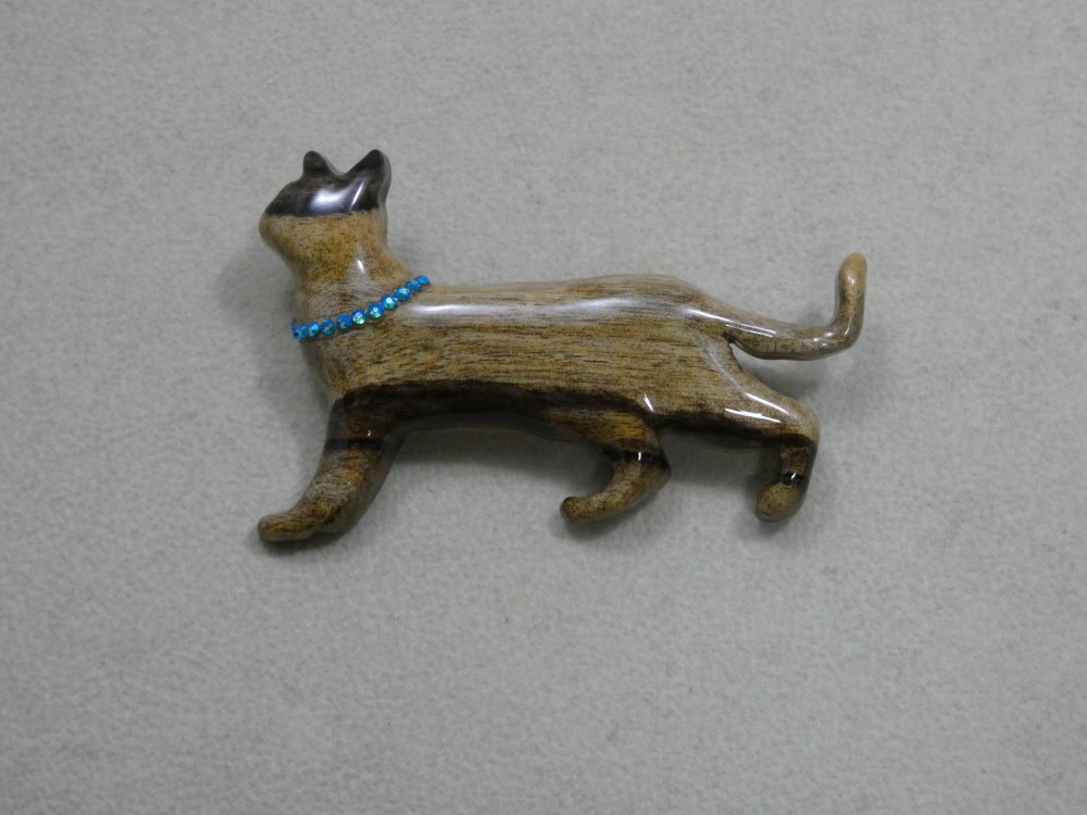 木製　ブローチ　（　猫　）
