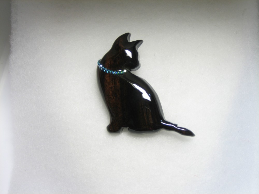 木製　ブローチ　（　猫　）