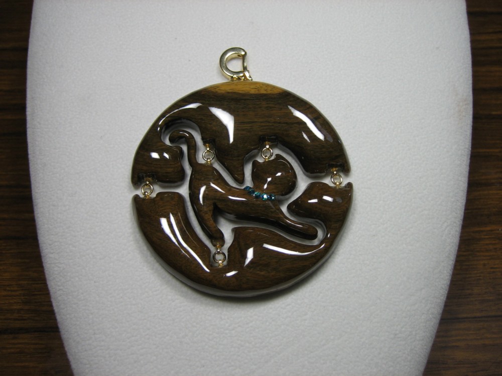 木製　ペンダントトップ　（　猫　）