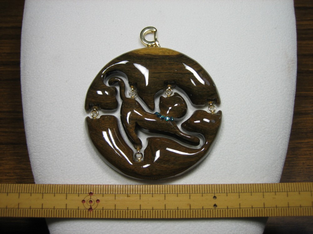 木製　ペンダントトップ　（　猫　）