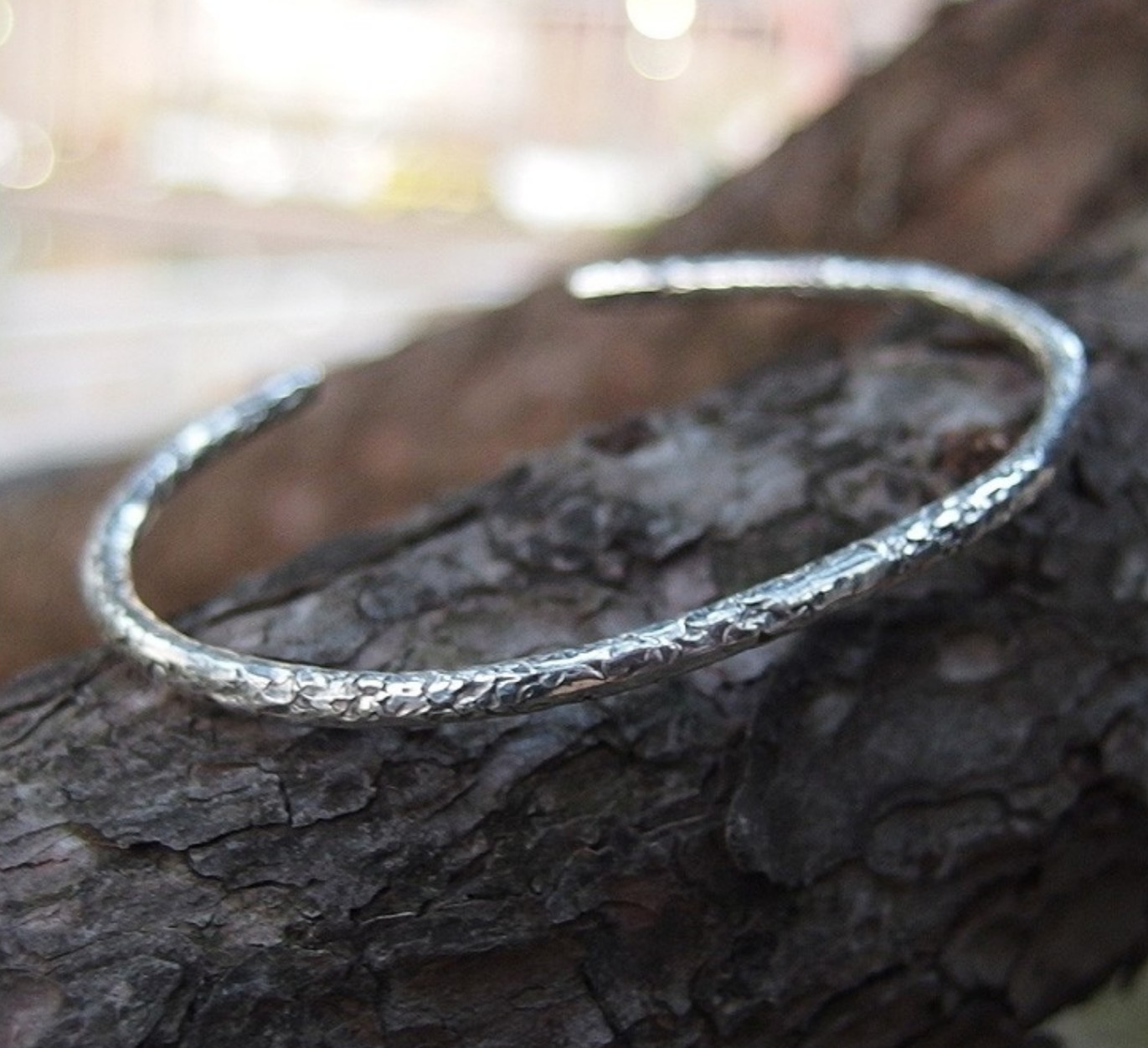 ピュアシルバーバングル 純銀製 ブレスレット岩石打ち シンプル 夏 細め 銀 シルバー ハンドメイド ブレスレット