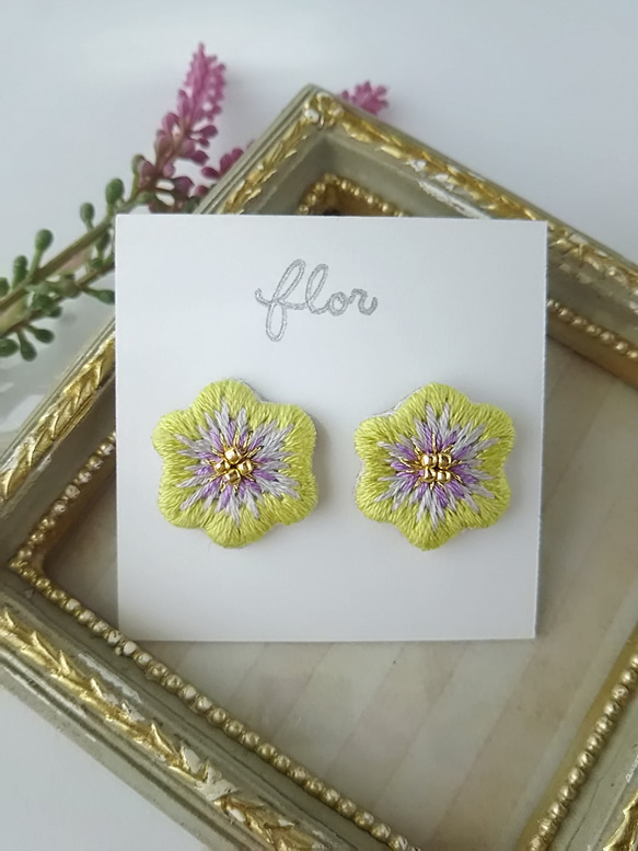 フラワー 刺繍 ピアス (シトラスイエロー×ラベンダー) 2枚目の画像