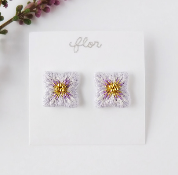 紫陽花 刺繍 イヤリング (薄むらさき) 1枚目の画像