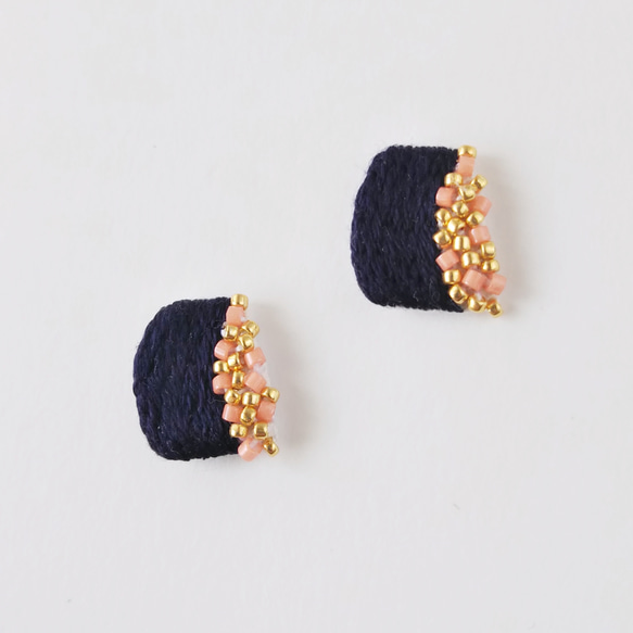 arch 刺繍 ピアス / イヤリング (ネイビー×コーラル) 3枚目の画像