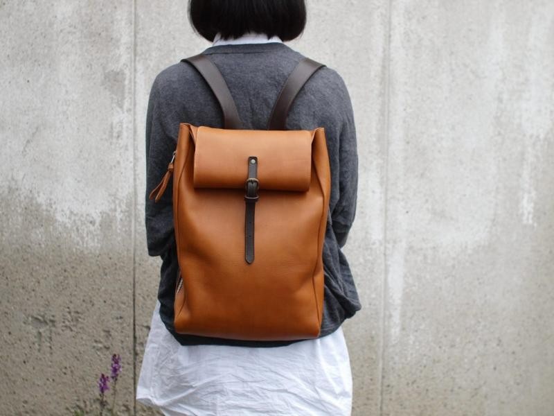 キャメルの革のリュックサック　003