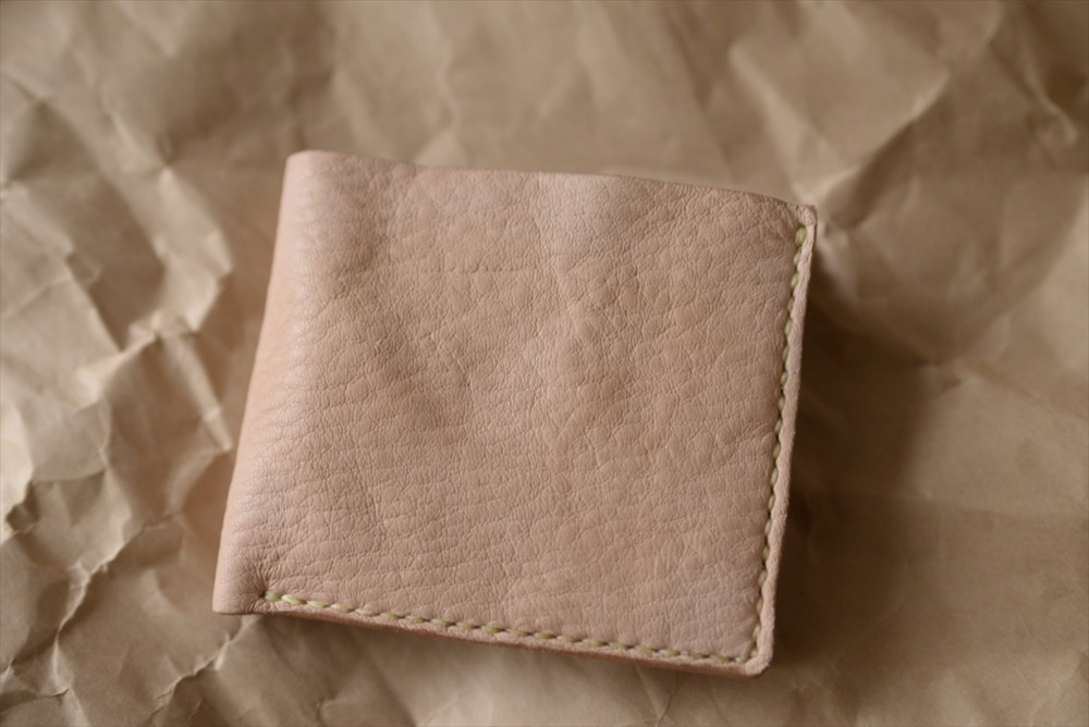 ヌメのエゾシカと牛革の二つ折りの財布