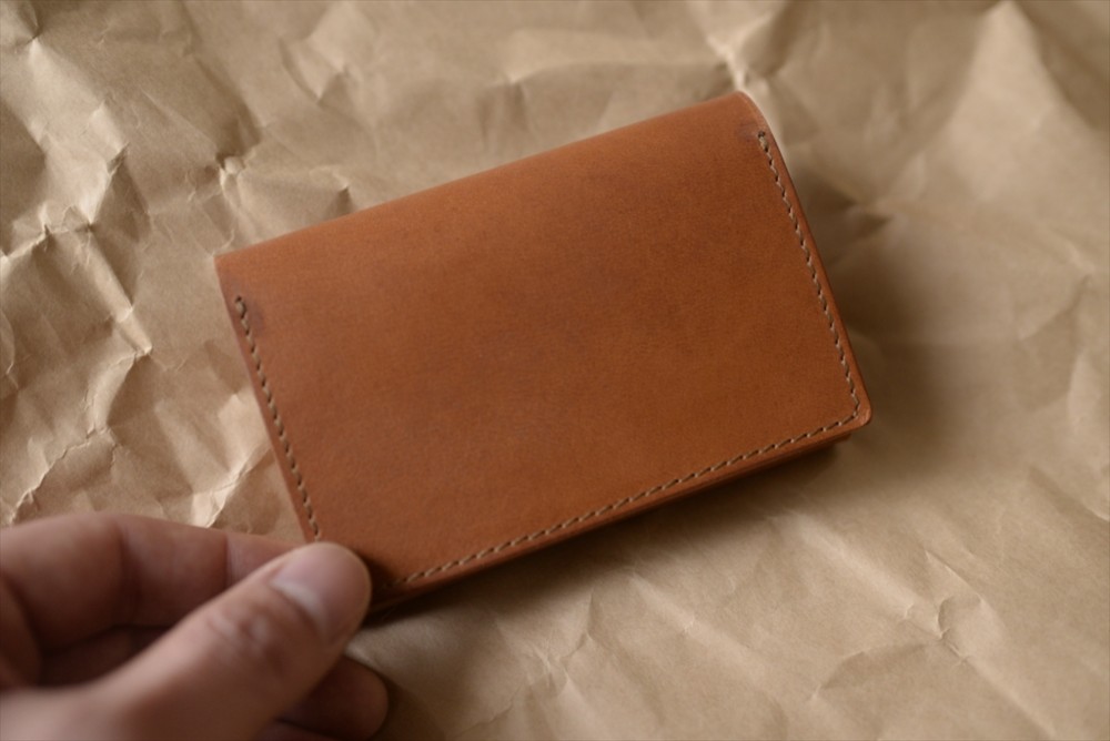 大容量の名刺入れ。イタリアの牛ヌメ革と国産のヌメ革を使っています。