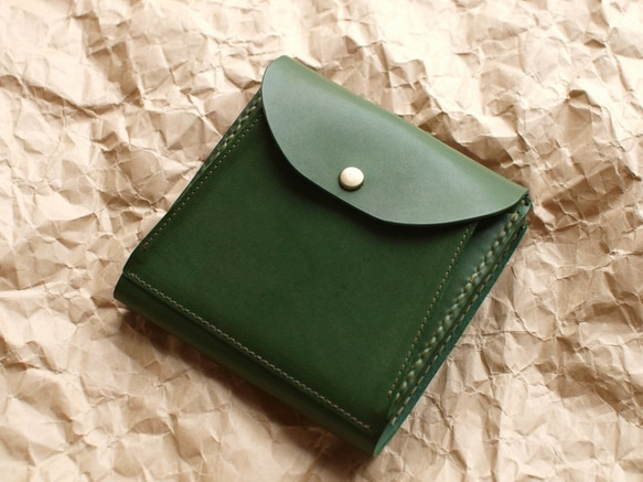 緑の牛ヌメ革の二つ折りの財布 1枚目の画像