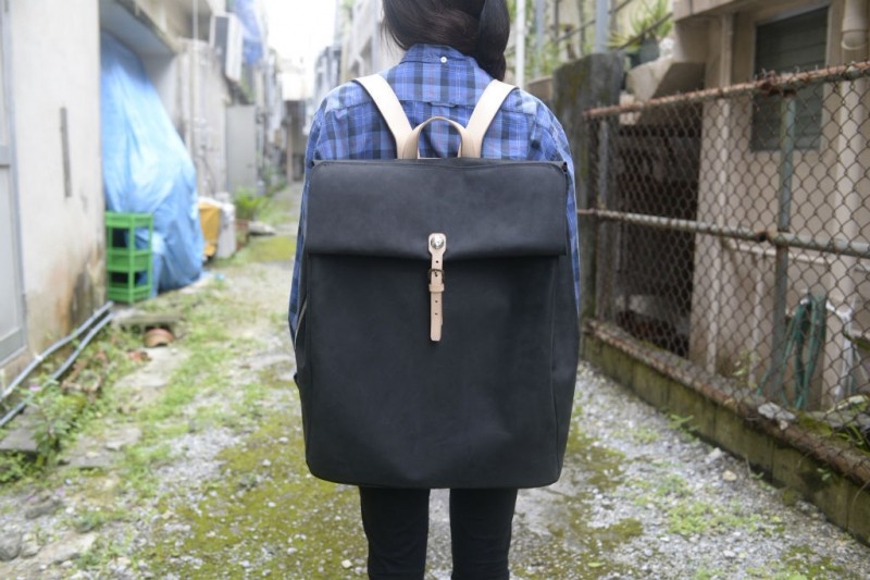 音楽家の為の楽器ケースがそのまま入る革のリュック