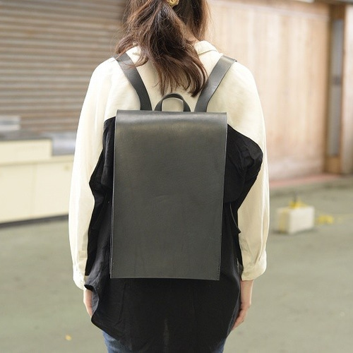 大人用のランドセル。黒い革で作ったオーダーメイドの作品 リュック