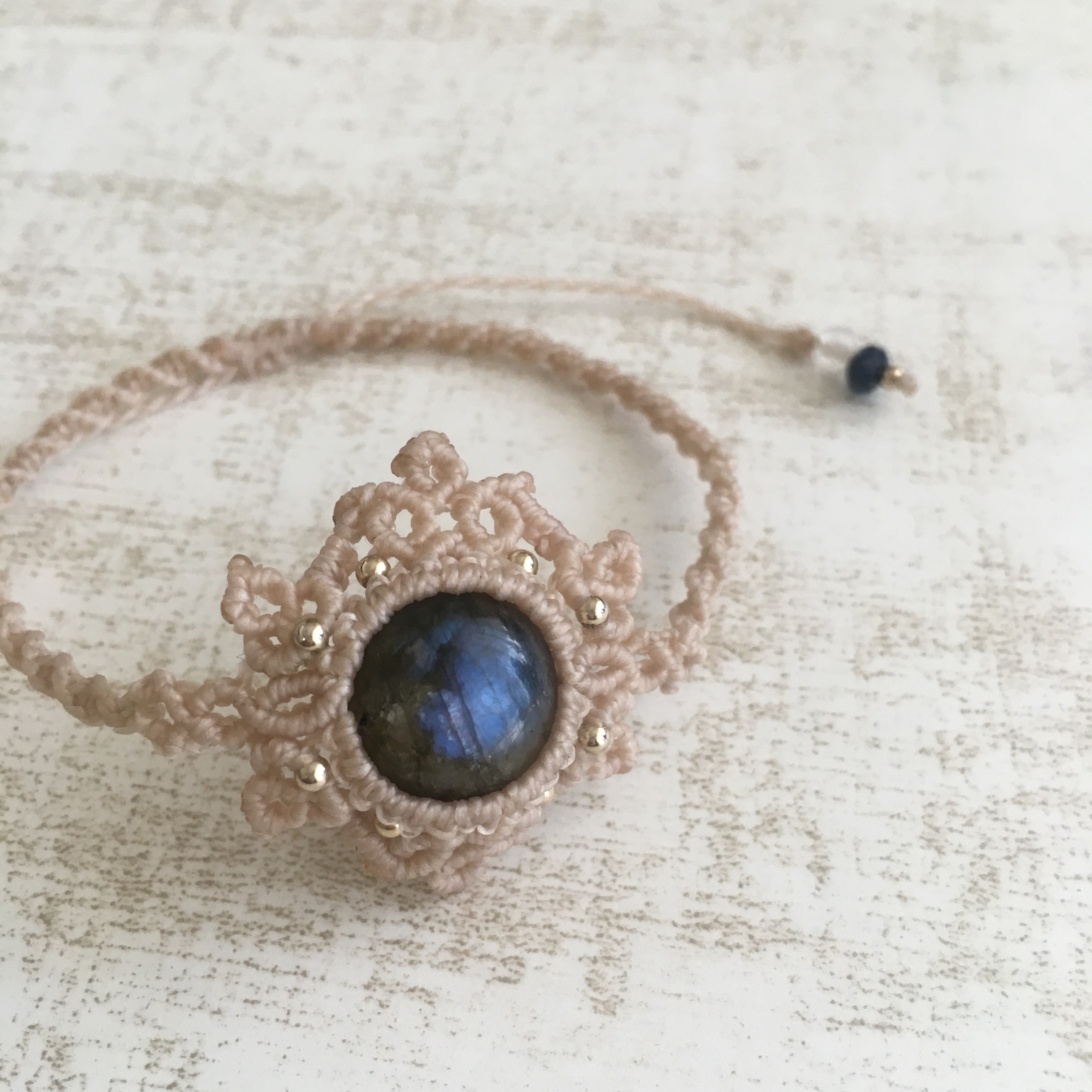 ラブラドライトの花模様ブレスレット