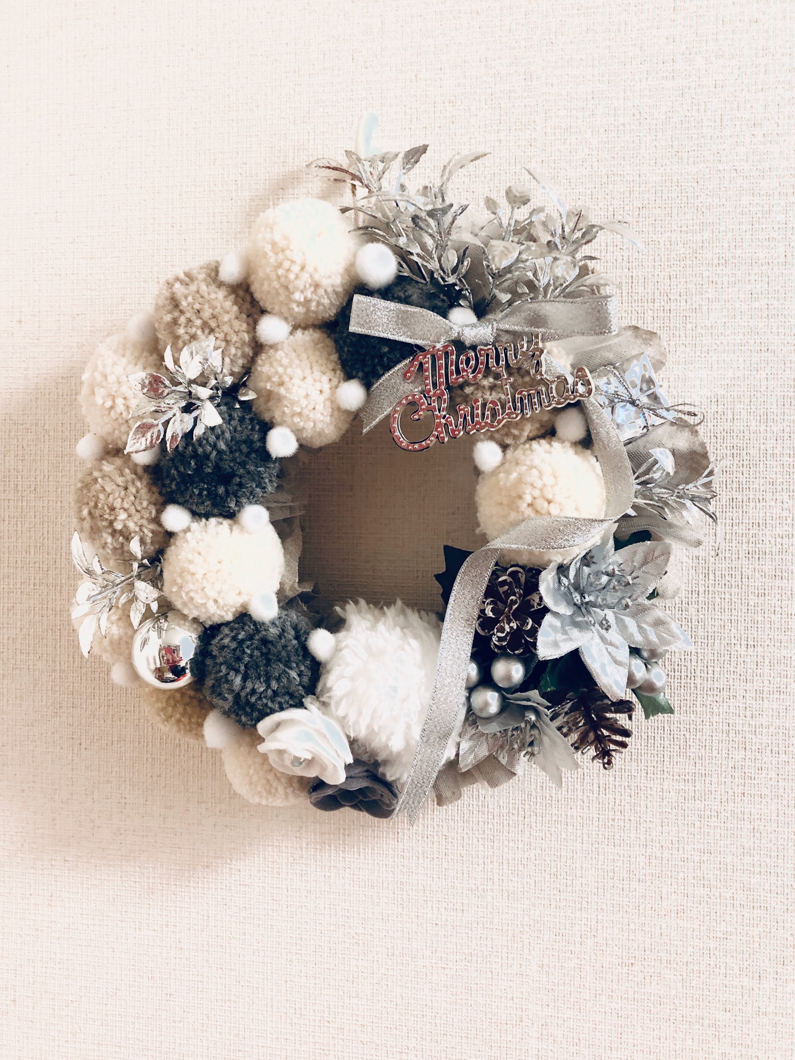大人可愛いホワイトシルバーポンポンクリスマスリース