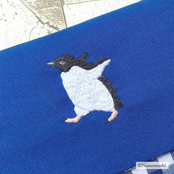 アデリーペンギンの刺繍ポケットティッシュケース（ブルーギンガム） 3枚目の画像