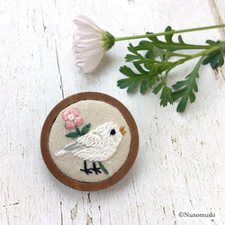 ちいさな鳥とお花のウッドフレーム刺繍ブローチ（コットンベージュ） 1枚目の画像