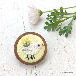 ちいさな鳥とお花のウッドフレーム刺繍ブローチ（クリームイエロー） 1枚目の画像